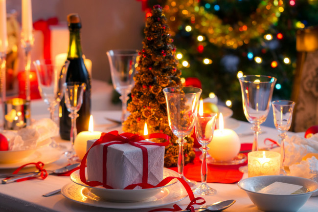 Обои картинки фото праздничные, - разное , новый год, сервировка, праздник, подарок, бокалы, свечи, елка