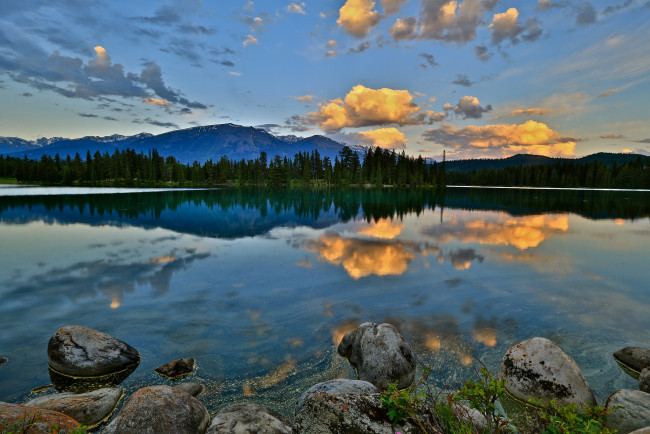 Обои картинки фото природа, реки, озера, рассвет, камни, горы, озеро, лес