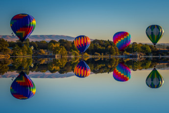 Картинка авиация воздушные+шары берег горы озеро воздушные шары отражение небо