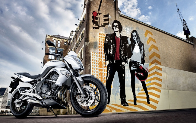 Обои картинки фото мотоциклы, kawasaki, белый, кавасаки, стена, рисунок