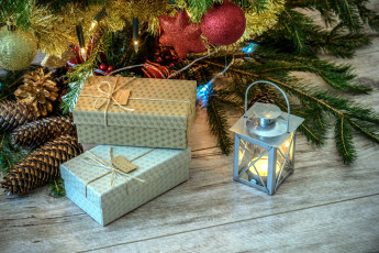 обоя праздничные, подарки и коробочки, коробки, подарки, свеча, шишки, елка
