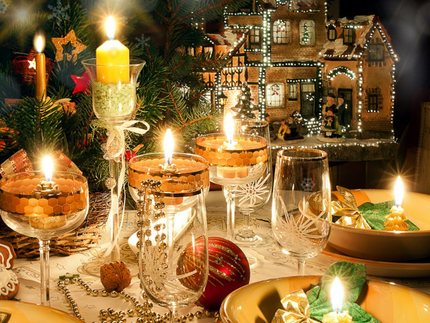 Обои картинки фото праздничные, сервировка, бусы, свечи, бокалы