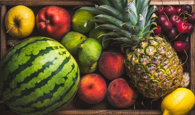 Обои картинки фото еда, фрукты,  ягоды, персики, лимон, яблоки, инжир, ананас, вишня
