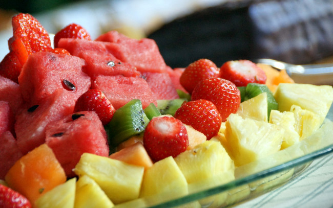 Обои картинки фото еда, фрукты,  ягоды, фруктовый, салат, клубника, киви, арбуз