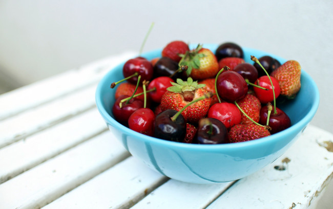 Обои картинки фото еда, фрукты,  ягоды, вишня, клубника