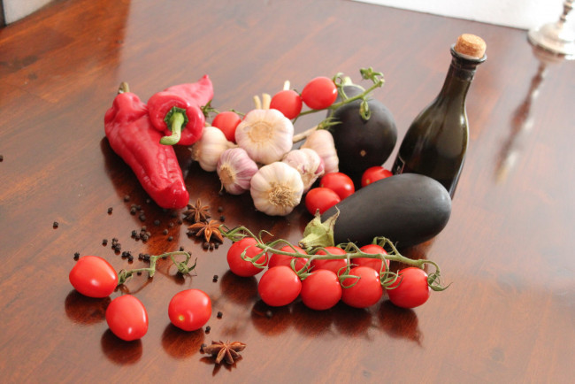 Обои картинки фото еда, овощи, помидоры, чеснок, баклажаны, перец, томаты