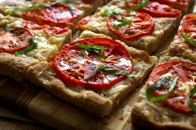 Обои картинки фото еда, пицца, зелень, помидоры, мини
