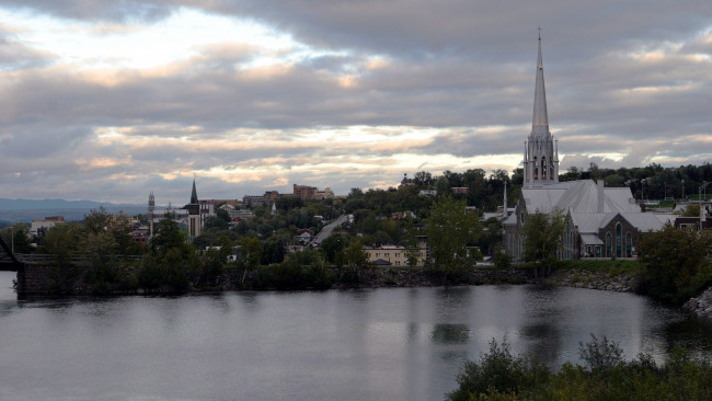 Обои картинки фото города, рига , латвия, костел, река