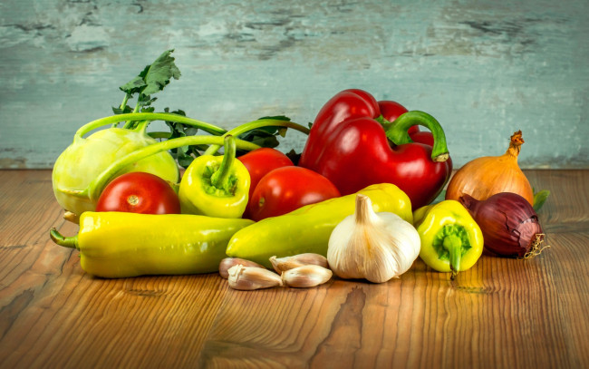 Обои картинки фото еда, овощи, чеснок, лук, репчатый, перец, помидоры