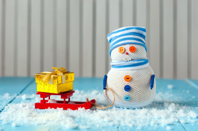 Обои картинки фото праздничные, снеговики, подарок, снеговик, санки