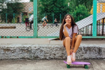 Картинка девушки -unsort+ брюнетки темноволосые брюнетка шорты площадка улыбается девушка сидит скейтборд
