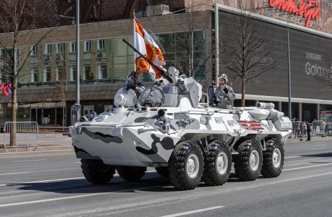 Обои картинки фото техника, военная техника, зимняя, версия, камуфляжа, бронетехника, бтр-82а, флаг