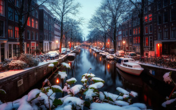 обоя города, амстердам , нидерланды, вечер, снег, зима, лодки, канал
