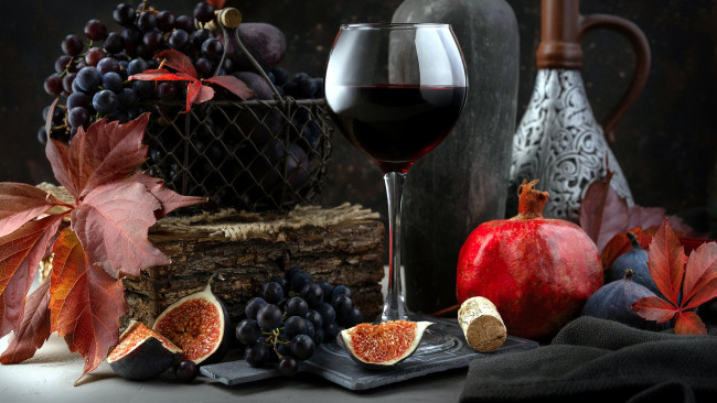 Обои картинки фото еда, разное, бокал, вино, гранат, инжир, виноград