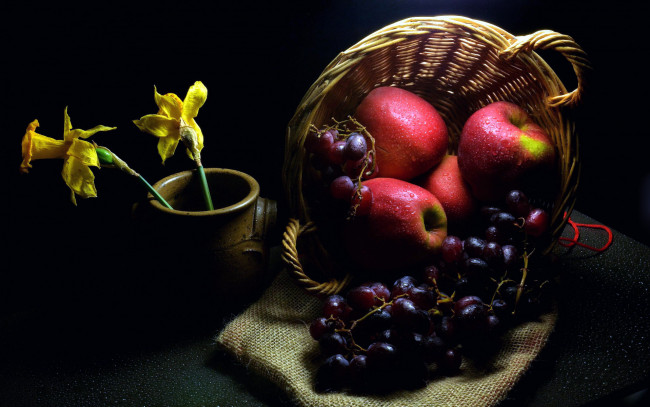 Обои картинки фото еда, фрукты,  ягоды, нарциссы, яблоки, виноград, корзинка