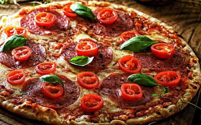 Обои картинки фото еда, пицца, базилик, помидоры, салями