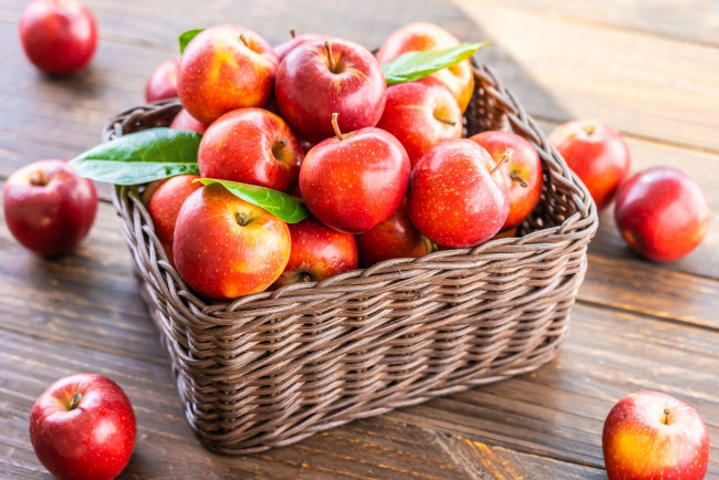 Обои картинки фото еда, яблоки, краснобокие, корзинка