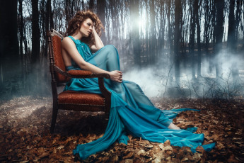 Картинка девушки -+брюнетки +шатенки лес сухие листья кресло девушка платье
