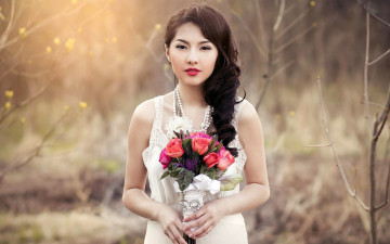 Картинка девушки -+азиатки розы букет бусы