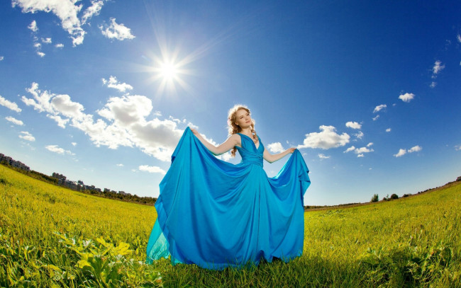 Обои картинки фото девушки, - блондинки,  светловолосые, луг, трава, лето, солнце, блондинка, голубое, платье