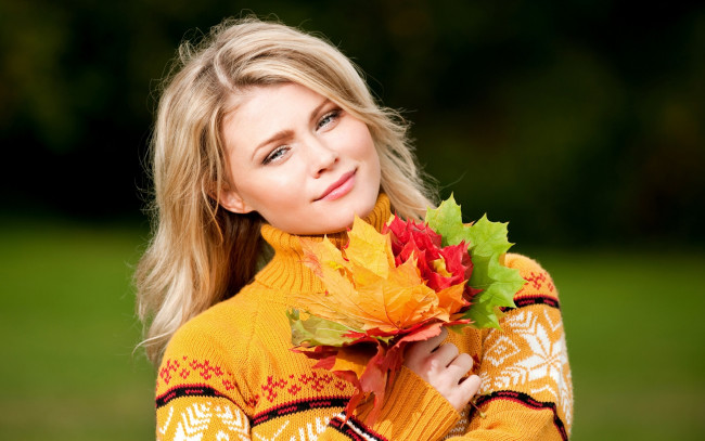 Обои картинки фото девушки, - блондинки,  светловолосые, осень, листья