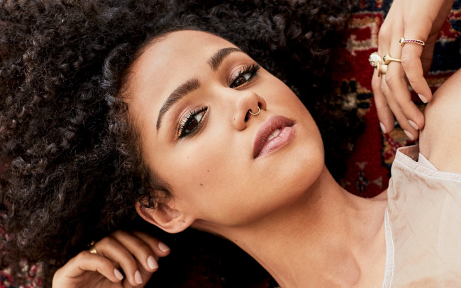 Обои картинки фото nathalie emmanuel, девушки, nathalie, emmanuel, актриса, девушка, модель, брюнетка, красотка, красавица, флирт, стройная, фигура, сексуальная, секси, поза, взгляд, макияж