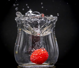 Картинка еда малина банка вода ягода брызги