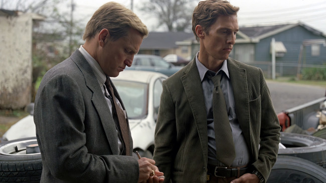 Обои картинки фото true detective , сериал 2014 – , кино фильмы, true detective, настоящий, детектив, криминал, триллер, драма, hbo, сериал, film, stills, matthew, mcconaughey, woody, harrelson, актер, мужчина