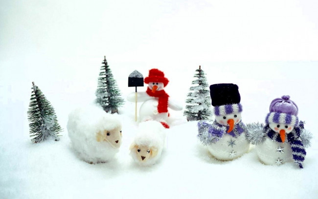 Обои картинки фото праздничные, фигурки, ёлочки, снег, снговики, овечки