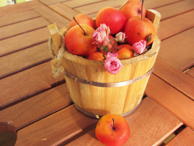 Обои картинки фото еда, Яблоки, розочки, яблоки, ведерко