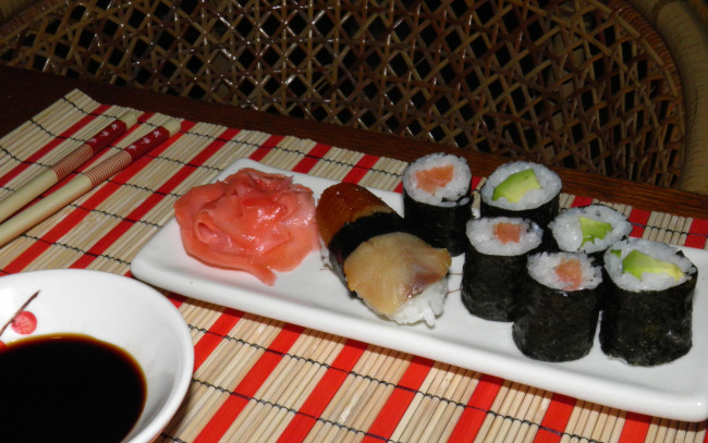 Обои картинки фото еда, рыба, морепродукты, суши, роллы, имбирь, соус, палочки