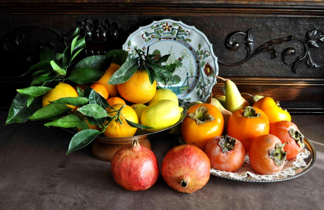 Обои картинки фото еда, натюрморт, лимоны, гранаты, тарелка, груши, апельсины, хурма