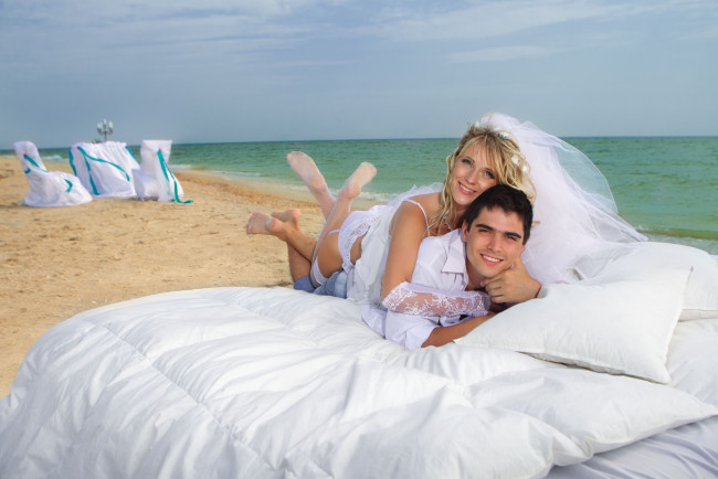 Обои картинки фото разное, мужчина женщина, невеста, жених, море, пляж, кровать