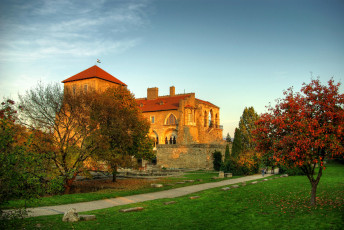 Картинка tata+castle +hungary города -+дворцы +замки +крепости парк замок венгрия трава деревья