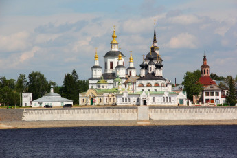 Картинка великий+устюг +соборное+дворище города -+православные+церкви +монастыри храмы россия река купола