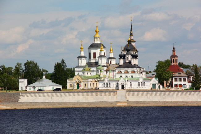 Обои картинки фото великий устюг,  соборное дворище, города, - православные церкви,  монастыри, храмы, россия, река, купола