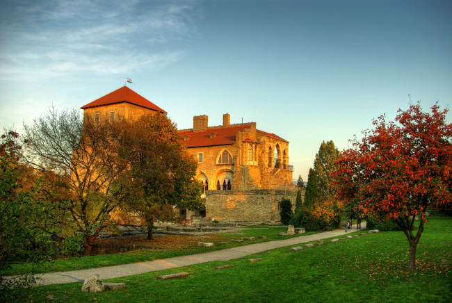 Обои картинки фото tata castle,  hungary, города, - дворцы,  замки,  крепости, парк, замок, венгрия, трава, деревья