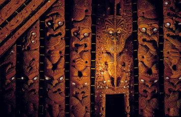 Картинка разное рельефы +статуи +музейные+экспонаты мемориальный музей окленда watching eyes wooden sculptures new zealand maori