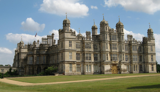 Обои картинки фото burghley house, города, - дворцы,  замки,  крепости, дорожки, лужайка, дворец