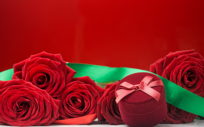 Обои картинки фото цветы, розы, коробочка, букет, красные, roses, red, romantic, flowers