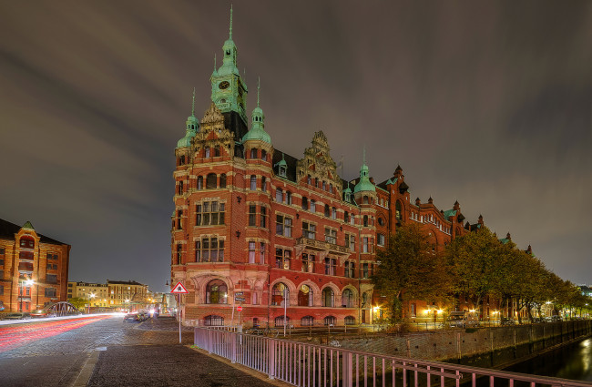 Обои картинки фото speicherstadt, города, - дворцы,  замки,  крепости, ночь, улица, огни, дворец