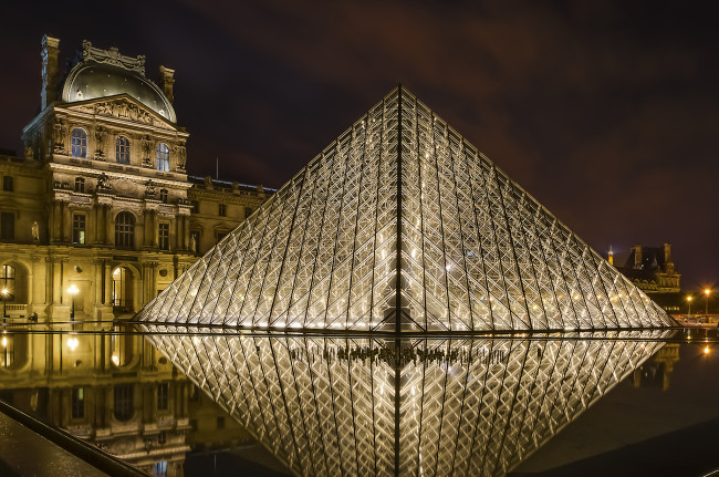 Обои картинки фото louvre pyramid, города, париж , франция, площадь, ночь, дворец, пирамида
