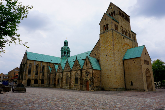 Обои картинки фото hildesheim cathedral, города, - католические соборы,  костелы,  аббатства, костел, площадь