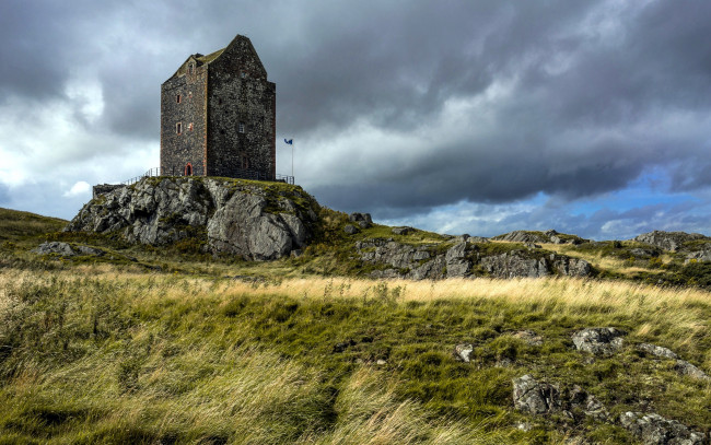 Обои картинки фото smailholm castle,  scotland, города, - дворцы,  замки,  крепости, scotland, smailholm, castle