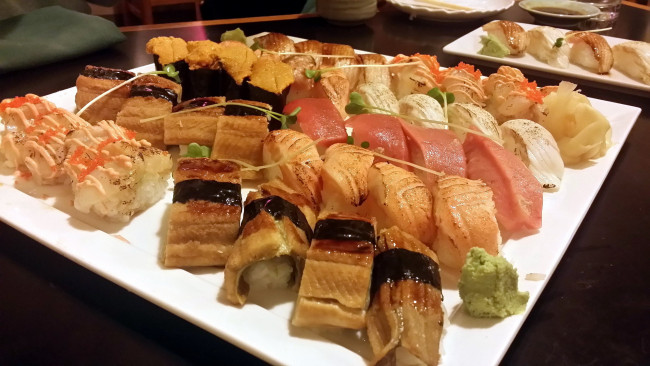 Обои картинки фото еда, рыба,  морепродукты,  суши,  роллы, кухня, ассорти, суши, японская