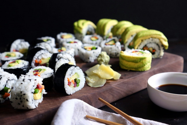 Обои картинки фото еда, рыба,  морепродукты,  суши,  роллы, ассорти, японская, кухня, роллы