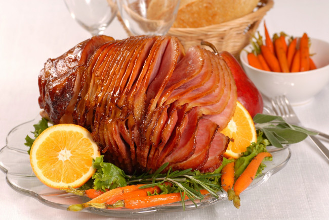 Обои картинки фото еда, мясные блюда, розмарин, морковь, окорок, свинина