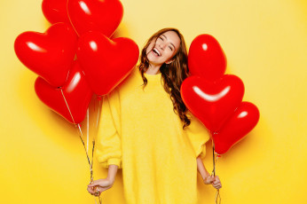 Картинка девушки -+рыжеволосые+и+разноцветные улыбка воздушные шарики сердечки