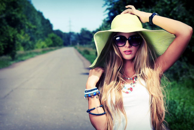 Обои картинки фото девушки, - блондинки,  светловолосые, шоссе, блондинка, шляпа, браслеты, очки