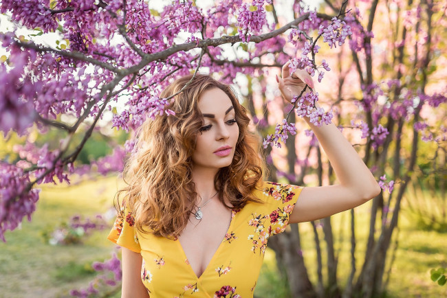 Обои картинки фото девушки, - рыжеволосые и разноцветные, платье, декольте, весна, цветущее, дерево